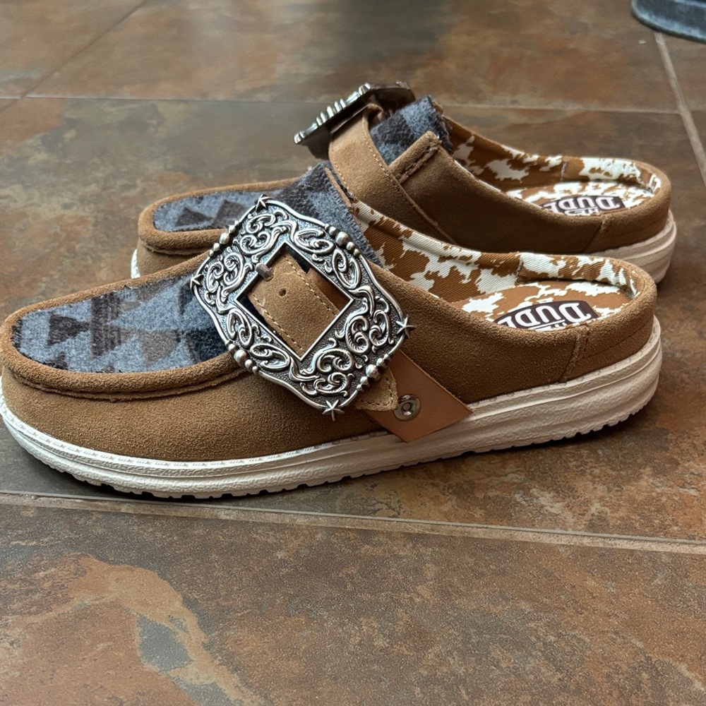 Hey Dude woman’s Tan and Gray Slip-On mules with Decorative Buckle - Picture 5 of 6